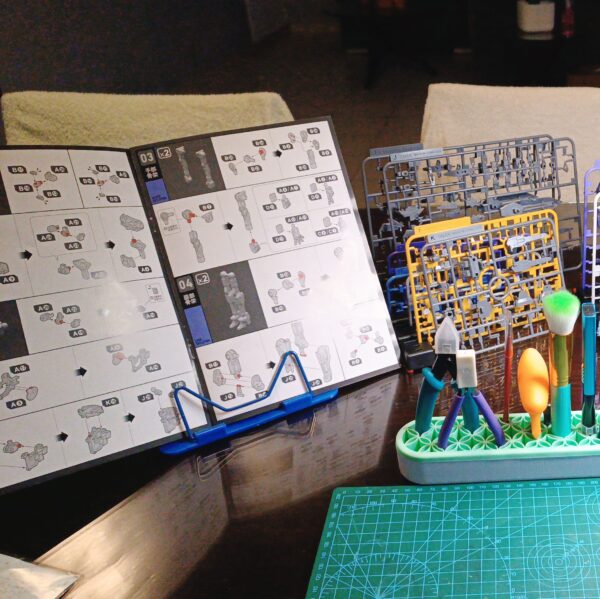 Sujeta libros para los manuales gunpla - Image 2